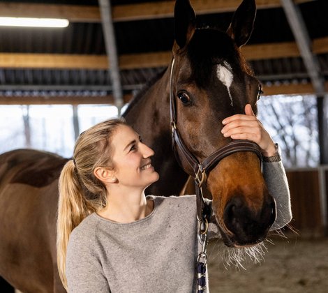Katharina Rhomberg streichelt ihren Wallach
